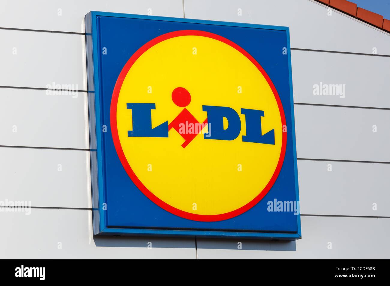 Stuttgart, Allemagne - 17 mai 2020: Logo Lidl enseigne supermarché discount discounter en Allemagne. Banque D'Images