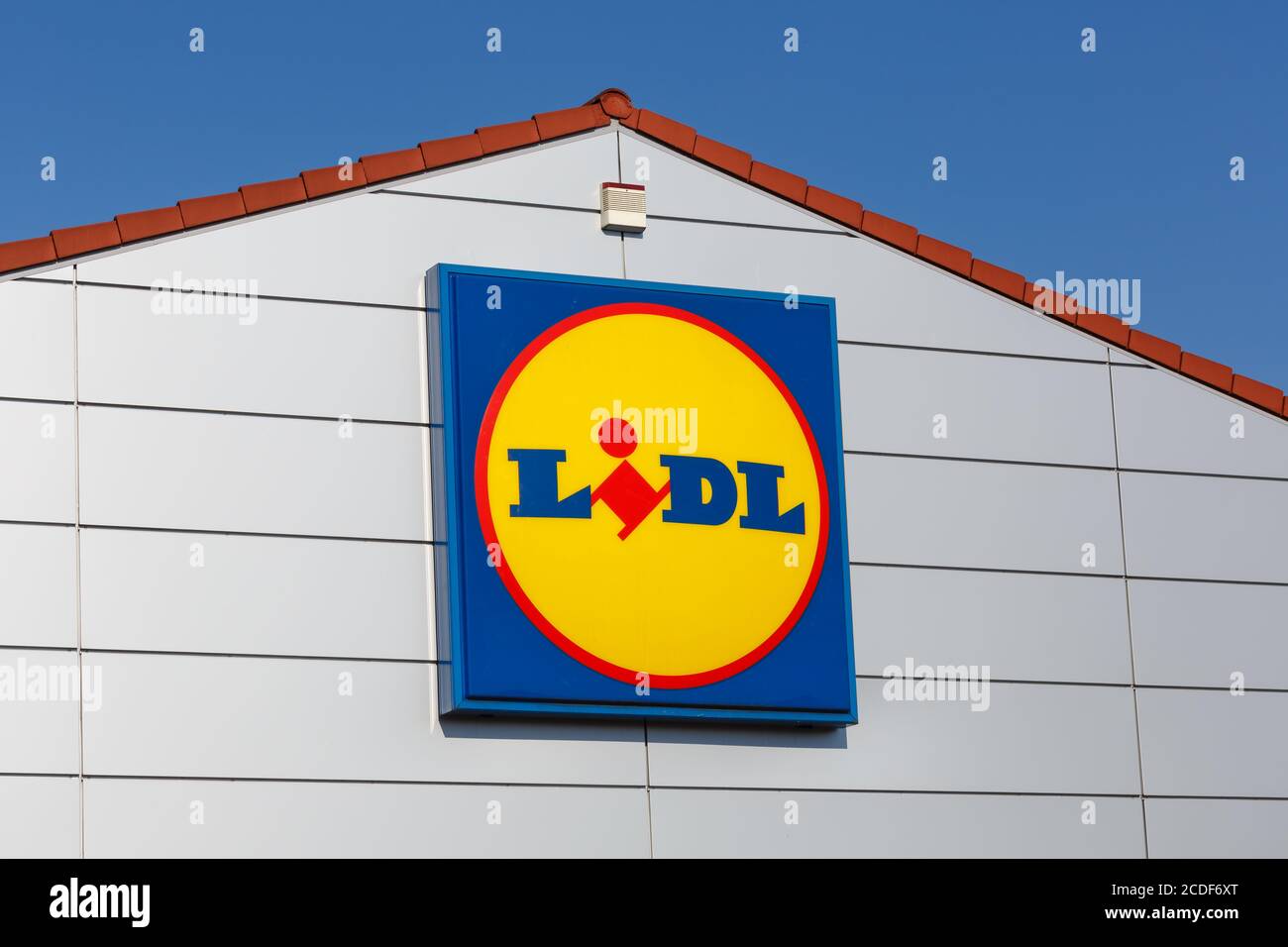 Stuttgart, Allemagne - 17 mai 2020: Logo Lidl enseigne supermarché discount discounter en Allemagne. Banque D'Images