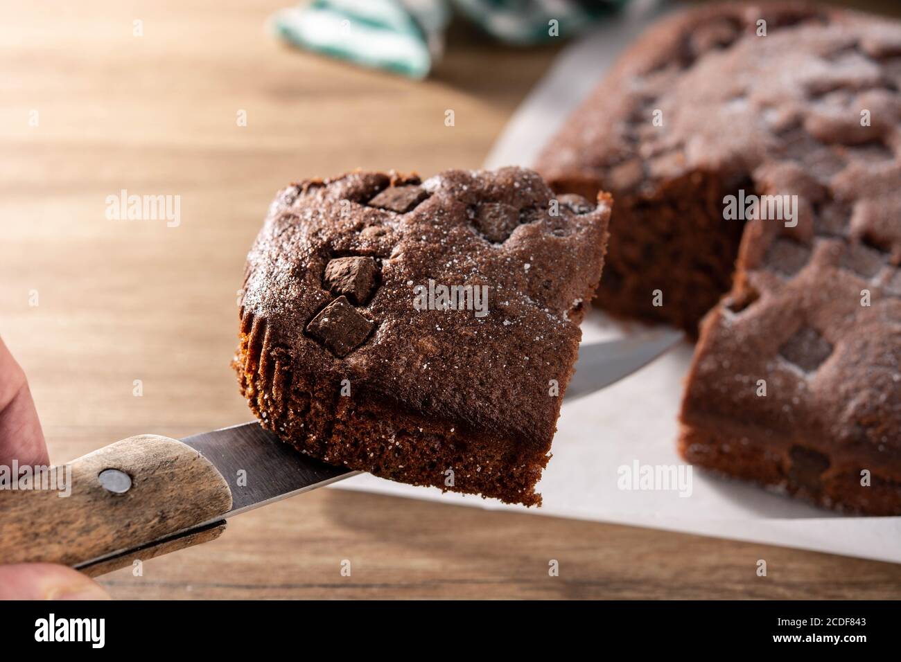 Génoise au chocolat sur une table en bois. Banque D'Images