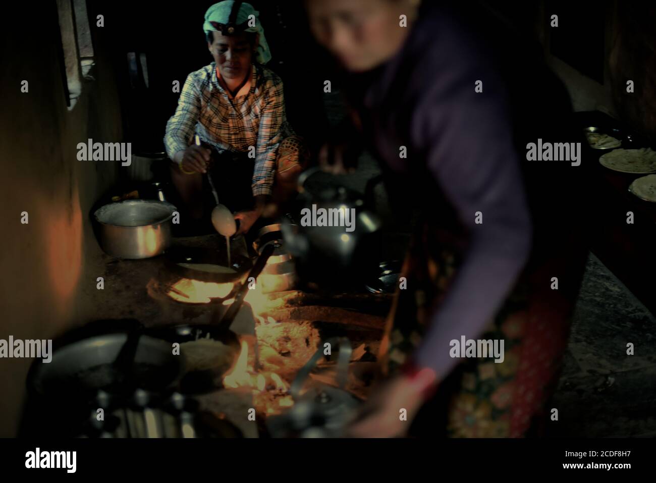 Femmes préparant le petit déjeuner pour les visiteurs dans le village écotouristique de Bhanjyang, dans la région montagneuse de Panchase, Gandaki Pradesh, au Népal. Banque D'Images Femmes préparant le petit déjeuner pour les visiteurs dans le village écotouristique de Bhanjyang, dans la région montagneuse de Panchase, Gandaki Pradesh, au Népal. Banque D'Images