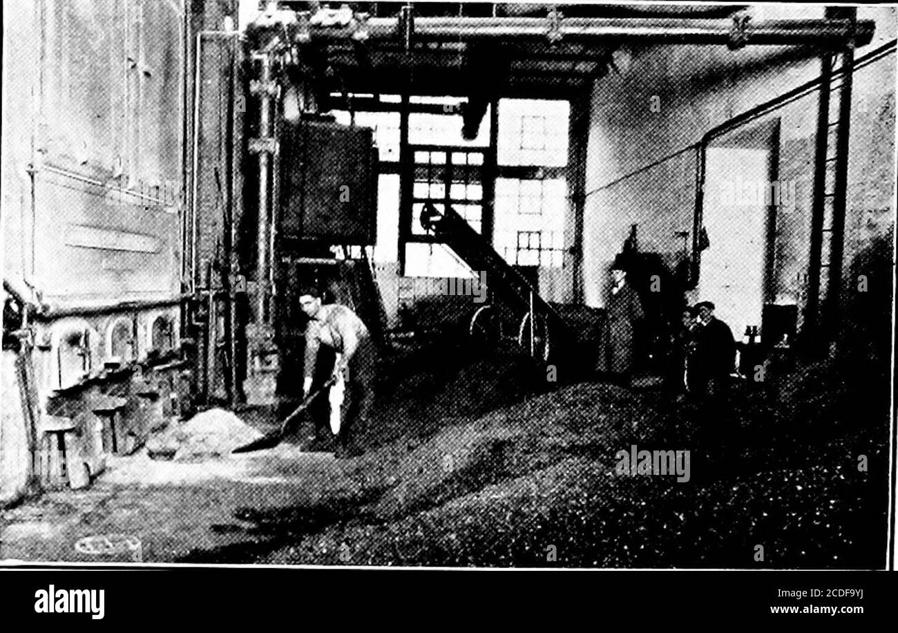 . Cyclopedia de manutention; un livre de référence qui couvre les définitions, les descriptions, les illustrations et les méthodes d'utilisation des machines de manutention utilisées dans l'industrie . Convoyeur de vol alternatif—mouvement avant convoyeur de vol alternatif—usure du mouvement de retour, car un espace suffisant peut être laissé entre le mouvement alternatif est incliné vers ces taquets et la gouttière de sorte que le matériau glisse le long des veyors par des tiges excentriques, ou des manivelles et des bielles. Les convoyeurs actuels sous les convoyeurs actuels peuvent être correctement classés comme des systèmes de pompage de liquides. Hydra Banque D'Images