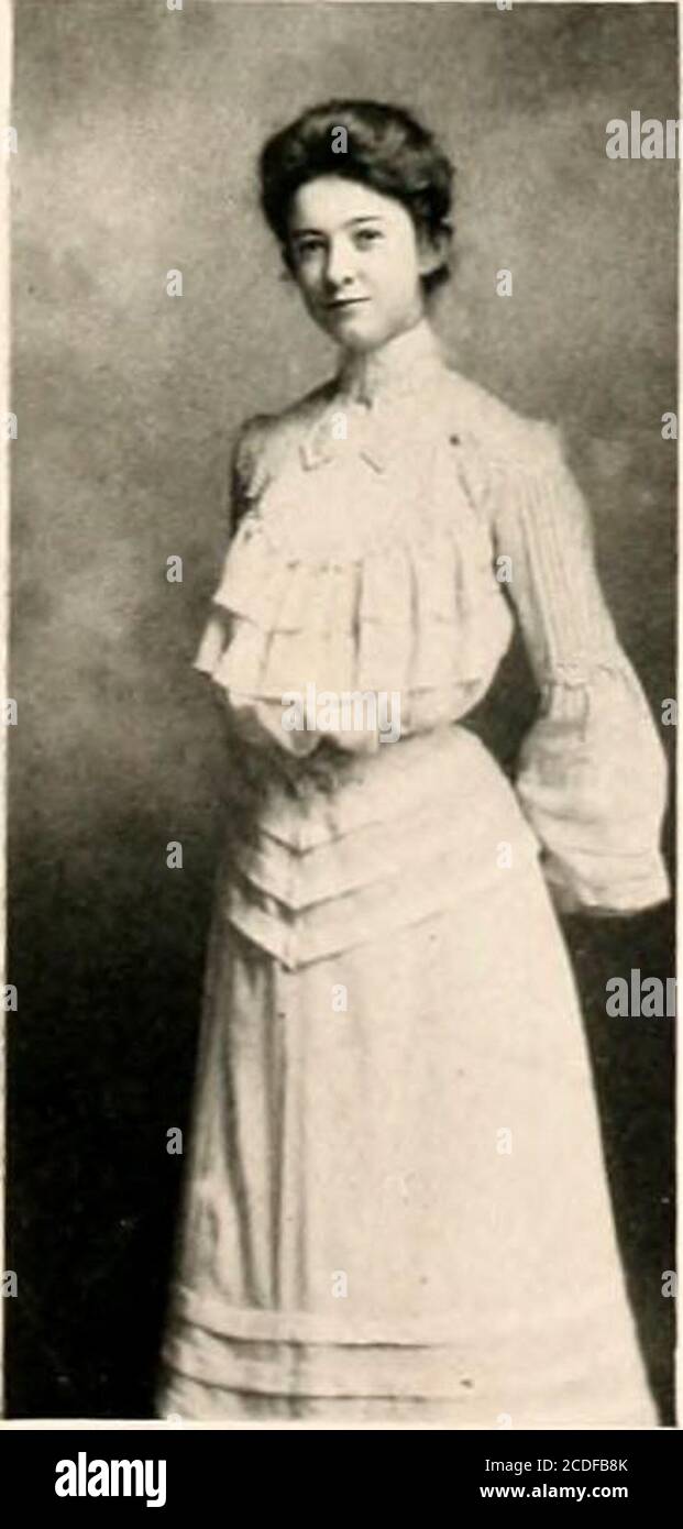 . Le Lotus . Bula Roberta Brown la plus indépendante; la plus grande gigglerSeniors. Prophète de classe, 1904; Treasurer1Q04: Trésorier de la Lotis, équipe de football, 1901-1902. : plus loyal du L(1902-1003; . Texas à la DS; iTlS, IUO3- capitaine de Mary Whitmell Bond Xorth Carolina le plus joli, le plus miscliieux, le plus grand grumbler. Président de S *. K. Society, 1904: Vice-président de V. V. C. A , 1903-1904; Président de la classe junior, 1903; Secrétaire de la Société Missionnaire, 1903.. Banque D'Images