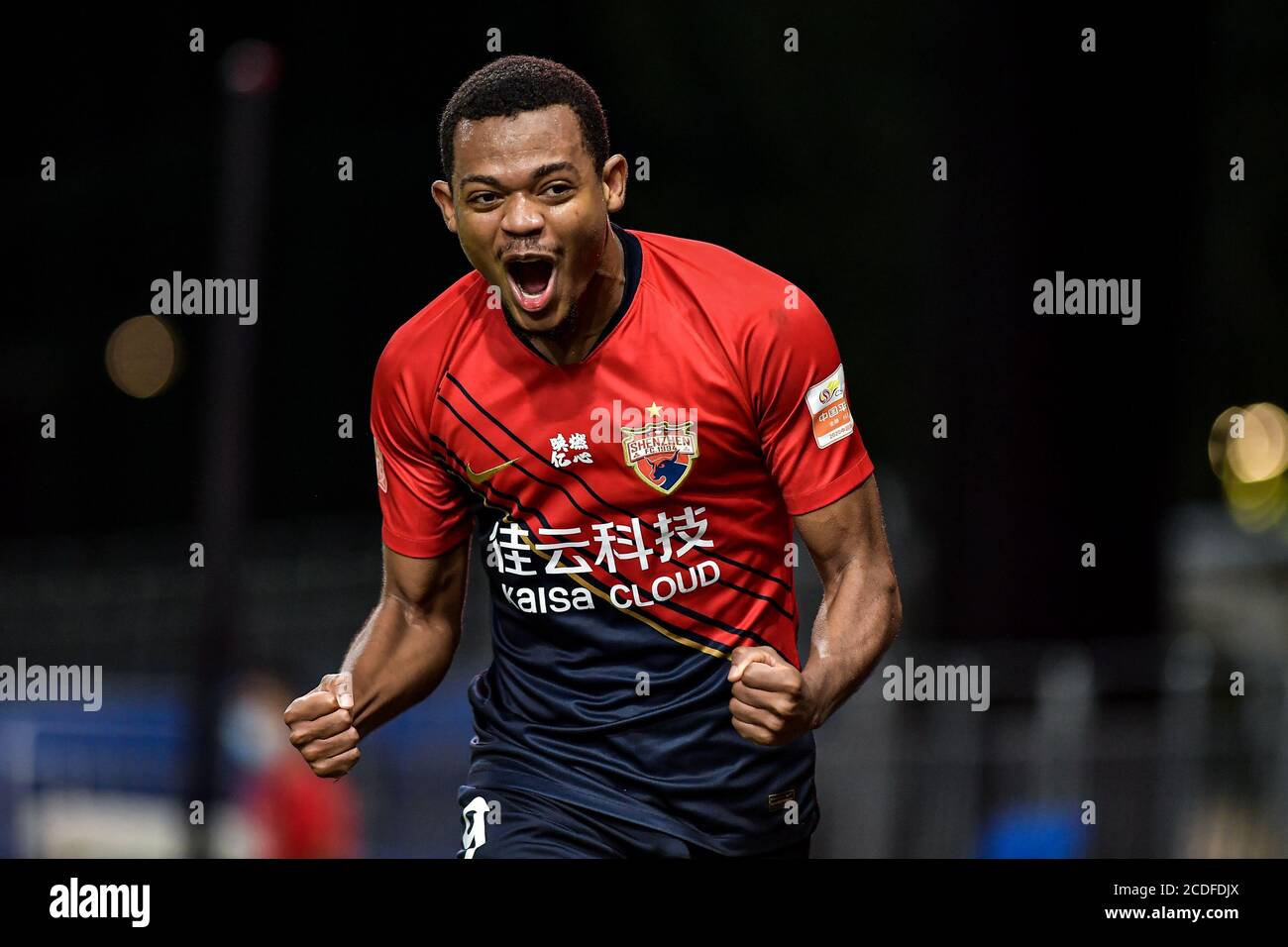 Le joueur colombien de football Harold Preciado de Shenzhen F.C. célèbre après avoir marquant un but lors du sixième tour du match de la Super League chinoise (CSL) 2020 contre la F.C. Dalian Professional, Dalian City, province de Liaoning, dans le nord-est de la Chine, le 20 août 2020. Le F.C. Shenzhen défait le F.C. Dalian Professional avec 3-2. Banque D'Images