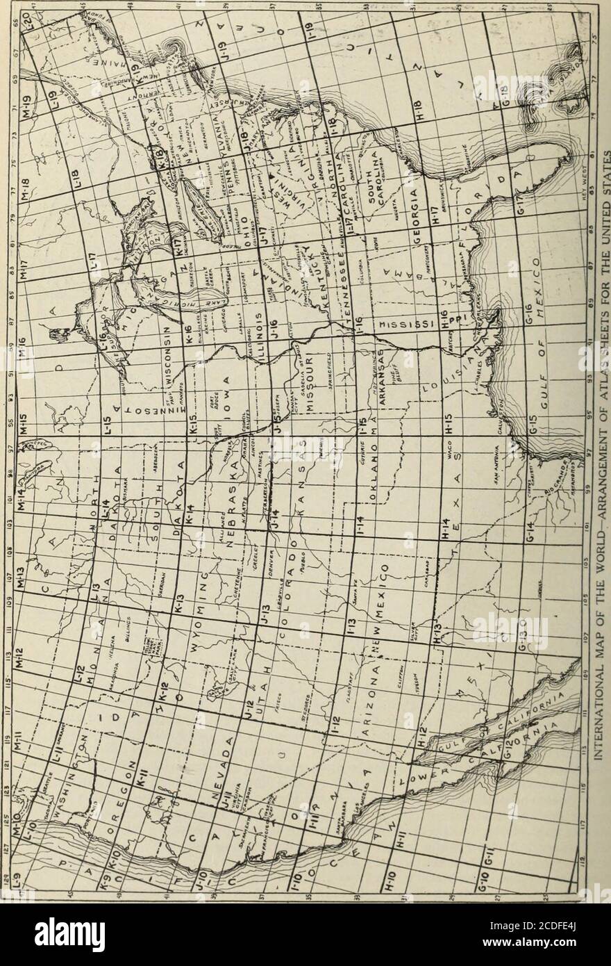 . Examen des revues et du travail du monde . toute la surface de la terre 2640feuilles, chacune portant un numéro et une lettre d'internement, comme indiqué sur la carte d'accom-panying de l'un des hémisphères. Les lates sont arrangées au nord et au sud de l'équateur, chaque feuille étant désignée en lati-exactitude par une lettre et en longitude par un nombre. Comme le nord B 12. Le lettrage commence à l'équateur avec UN précédé par le nord ou le sud s'étend jusqu'à V, avec les zones polaires désig-nated par Z. tout comme le parallèle initial est l'équateur, de sorte que le méridien initial est l'ante-méridien de Greenwich, 180° est Banque D'Images