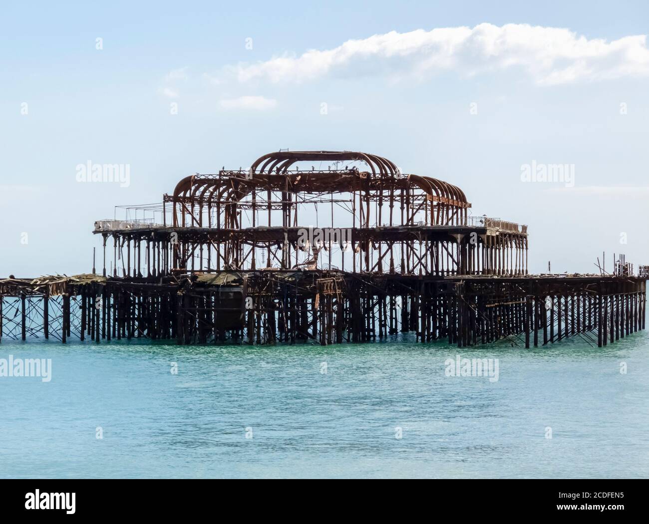 Les ruines et le squelette structural du Brighton West Pier, abandonné au large de Brighton Beach, West Sussex, au sud-est de l'Angleterre Banque D'Images