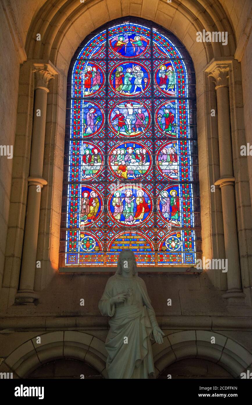 Vitraux et Christ à la cathédrale de Laon en France Banque D'Images