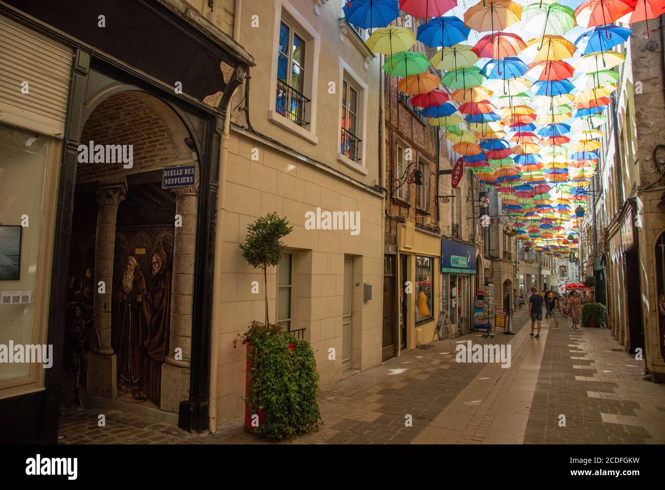 Parasols colorés au centre ville de Laon, France Banque D'Images