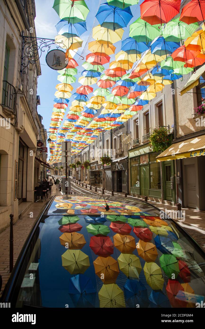 Parasols colorés au centre ville de Laon, France Banque D'Images
