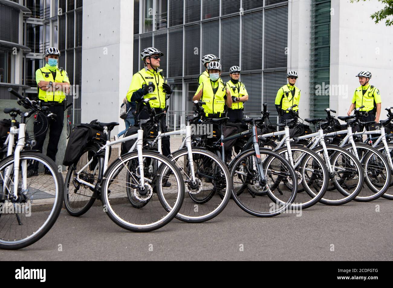 Berlin, Allemagne. 27 août 2020. Les policiers de l'équipe de bicyclettes de la police de Berlin se tiennent sur le bord d'une manifestation dans le district gouvernemental. Credit: Bernd von Jutrczenka/dpa/Alamy Live News Banque D'Images