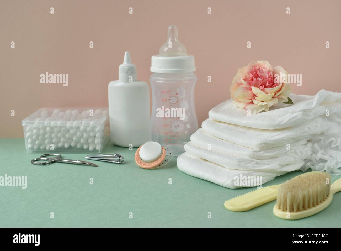 Pour l'hygiène des enfants avec une copie de la vue de l'espace depuis le haut sur un fond vert. . Les couches et les accessoires de talc pour enfants sont isolés. Banque D'Images