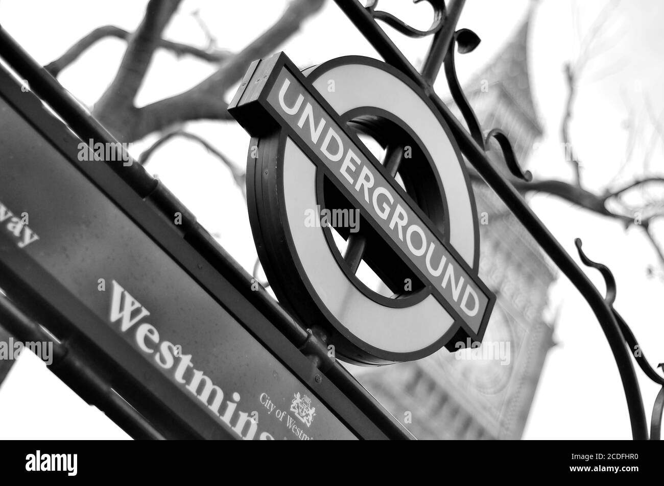 LONDRES, ROYAUME-UNI - 17 juin 2011 : une photo en noir et blanc d'un panneau souterrain de Londres, en face de l'emblématique tour Big ben. Banque D'Images