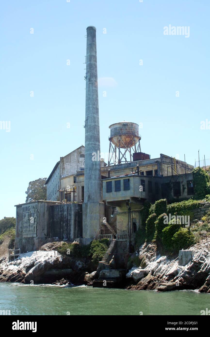 Ruines de la cheminée de fumée d'Alcatraz et Power House Banque D'Images