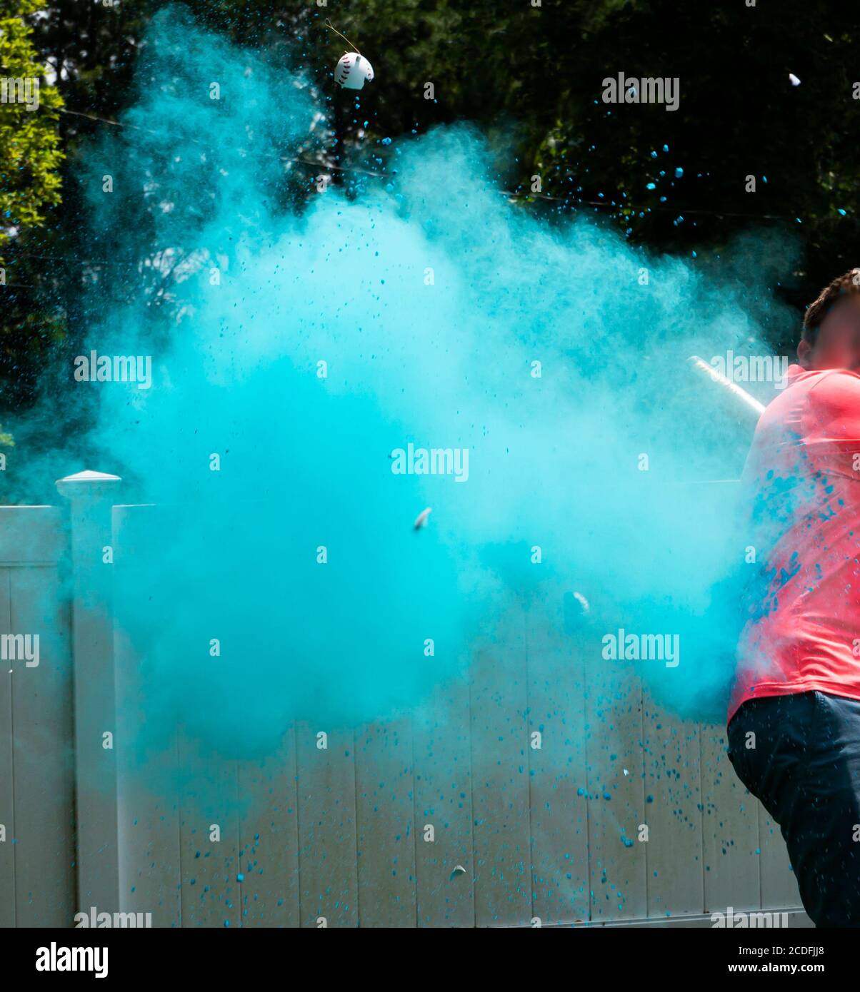 Bebe Garcon Revele Avec La Poudre Bleue Explosant D Un Coup De Baseball Par Le Pere Qui Porte Une Chemise Rose Photo Stock Alamy