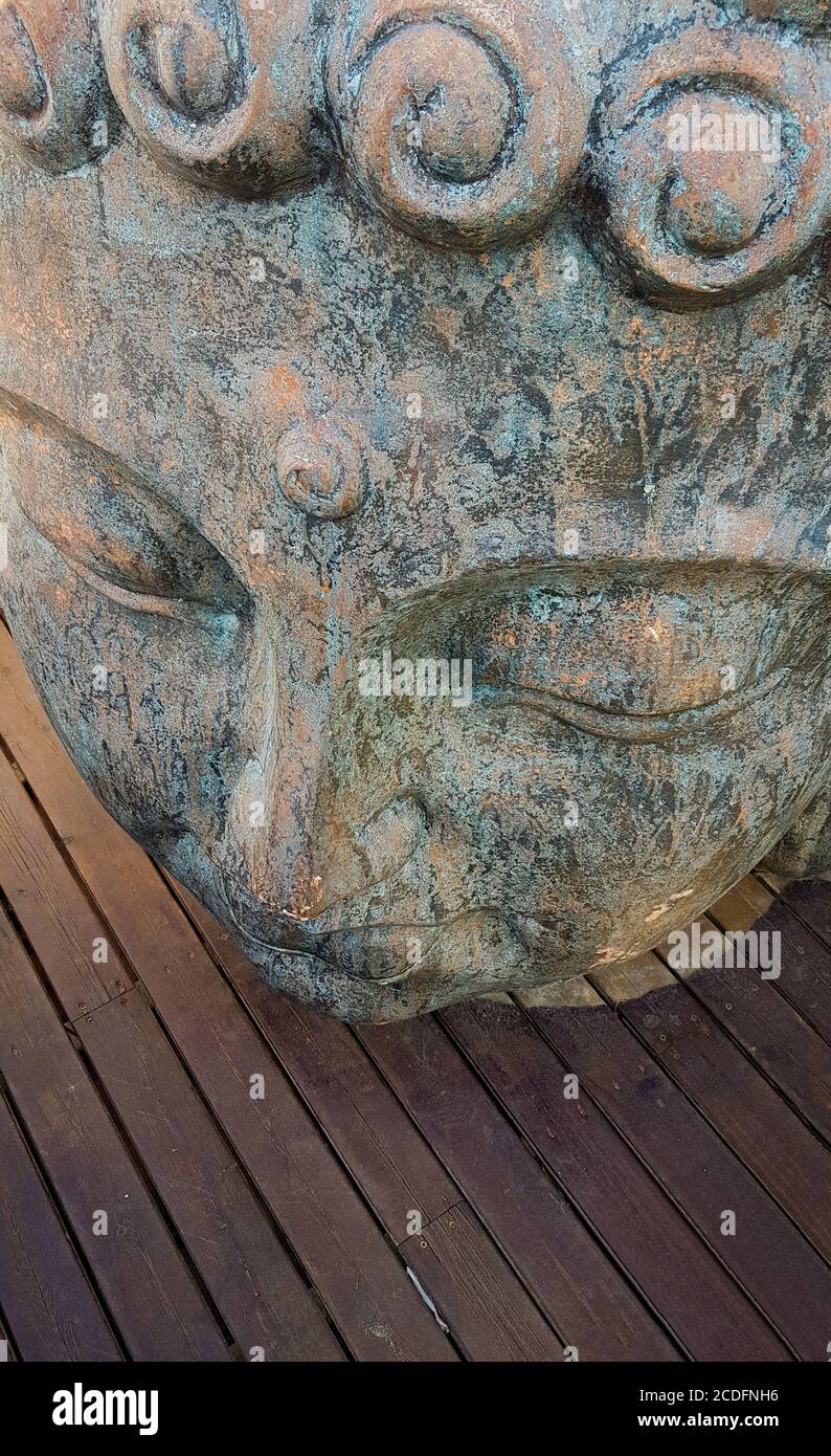 Bouddha visage gros plan sur fond en bois Banque D'Images