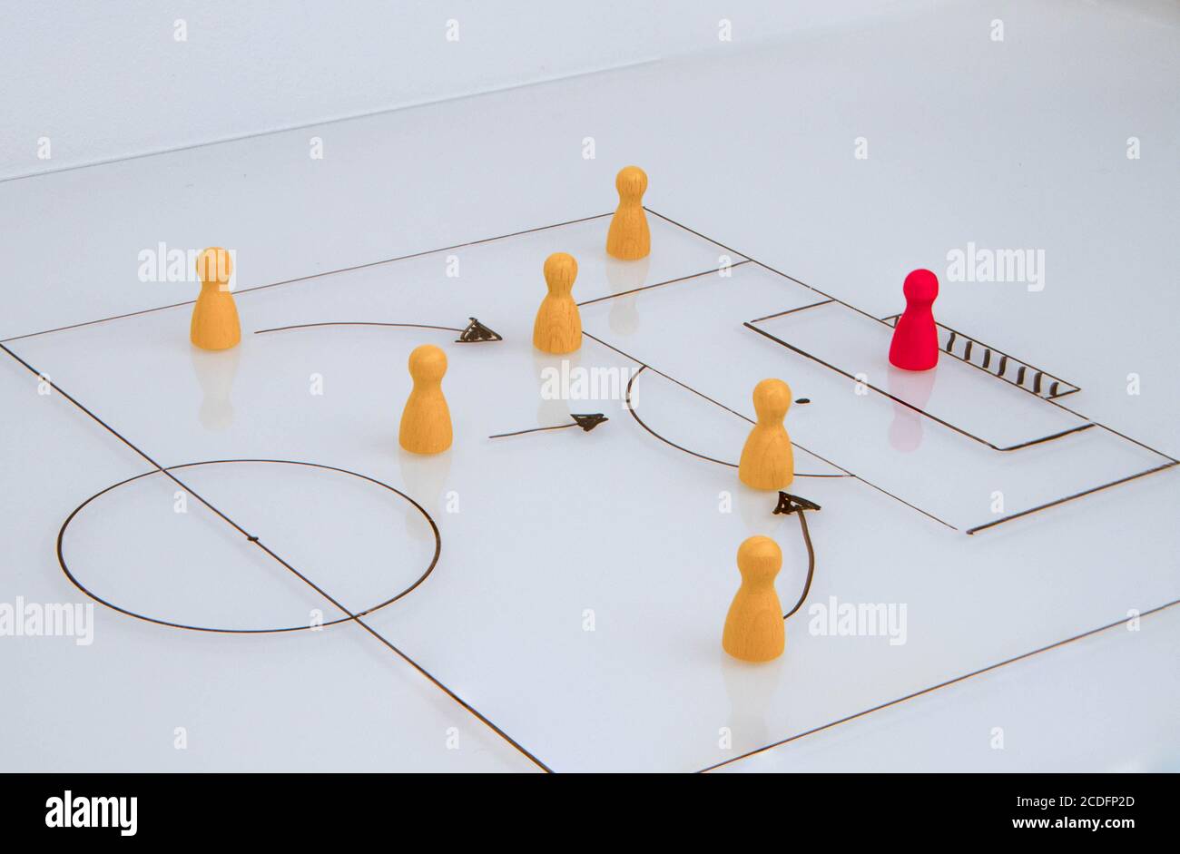 Tableau blanc avec jeu de football de gros plan avec pièces de jeu en bois Banque D'Images