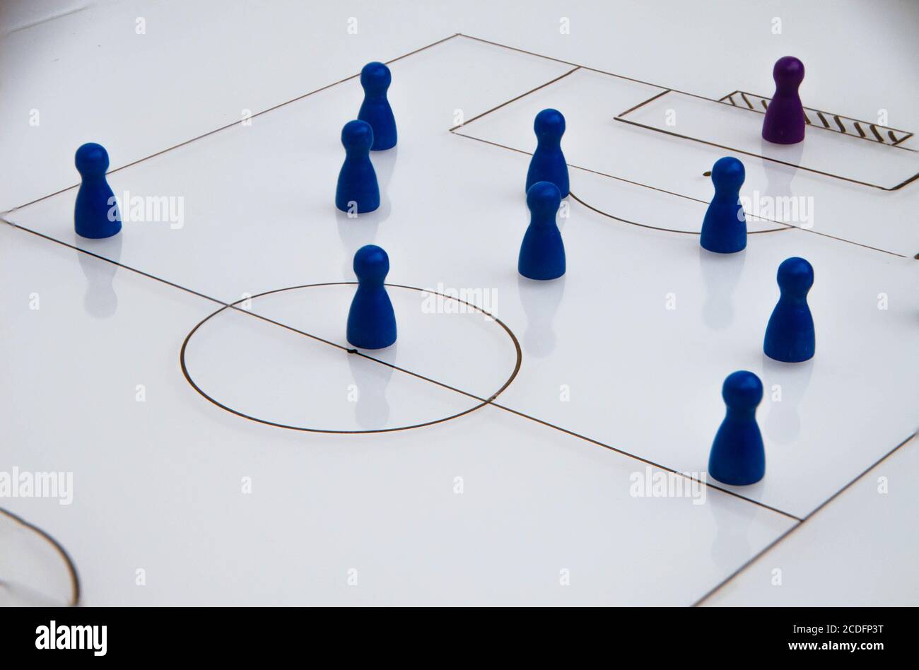 Tableau blanc avec jeu de football de gros plan avec pièces de jeu en bois Banque D'Images