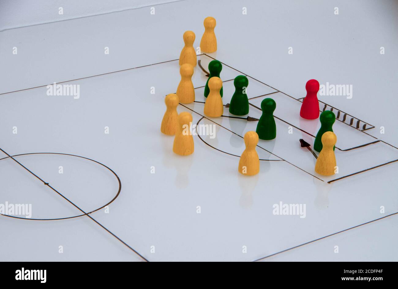 Tableau blanc avec jeu de football de gros plan avec pièces de jeu en bois Banque D'Images