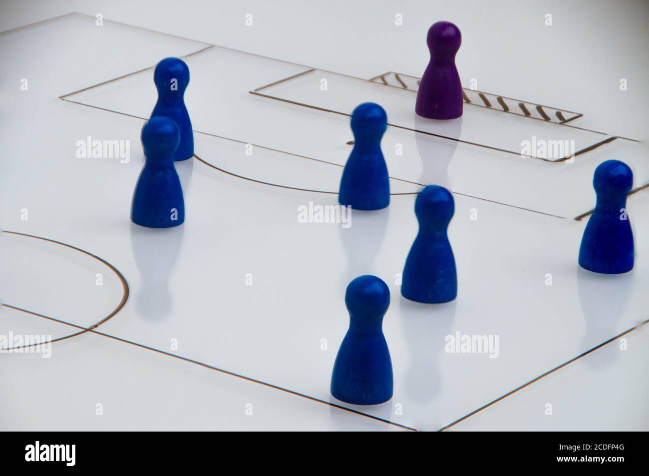 Tableau blanc avec jeu de football de gros plan avec pièces de jeu en bois Banque D'Images