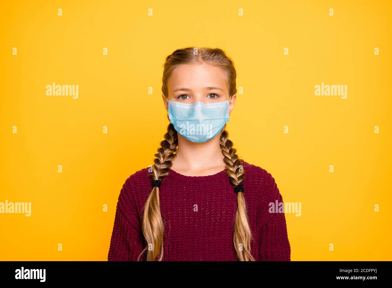 Gros plan portrait d'elle belle belle fille en bonne santé avant-adolescence port d'un masque de gaze de sécurité mers saison cov prévention de la grippe isolé lumineux Banque D'Images