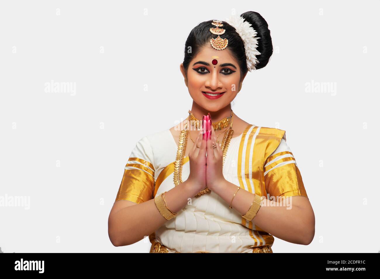 Mohiniattam salutation danseuse avec ses mains jointes Banque D'Images