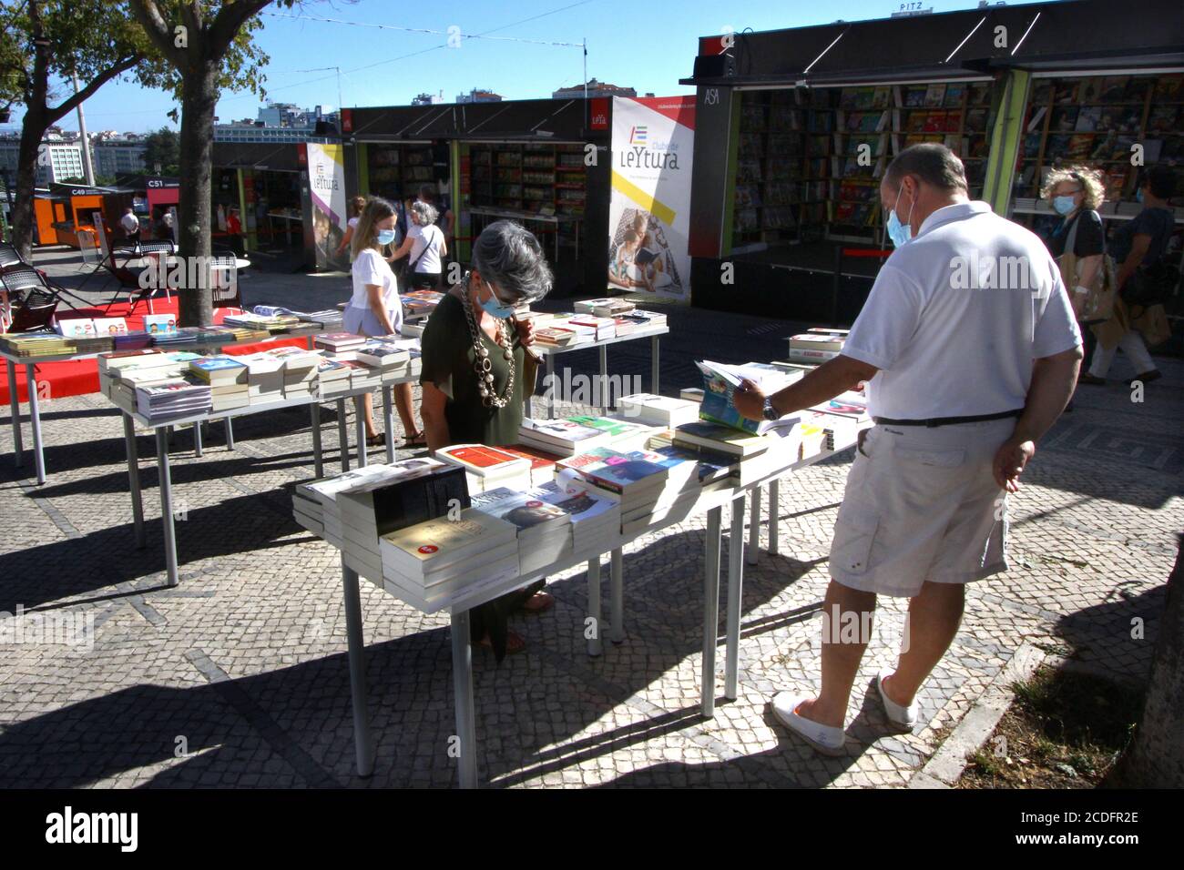 Lisbonne, Portugal. 27 août 2020. Les personnes portant un masque facial comme mesure préventive lors de la Foire du livre de Lisbonne 2020 à Lisbonne, Portugal. La 90e édition de la Foire du livre de Lisbonne, initialement prévue pour mai/juin, a débuté le 27 août en raison de la pandémie de COVID-19. Crédit : SOPA Images Limited/Alamy Live News Banque D'Images