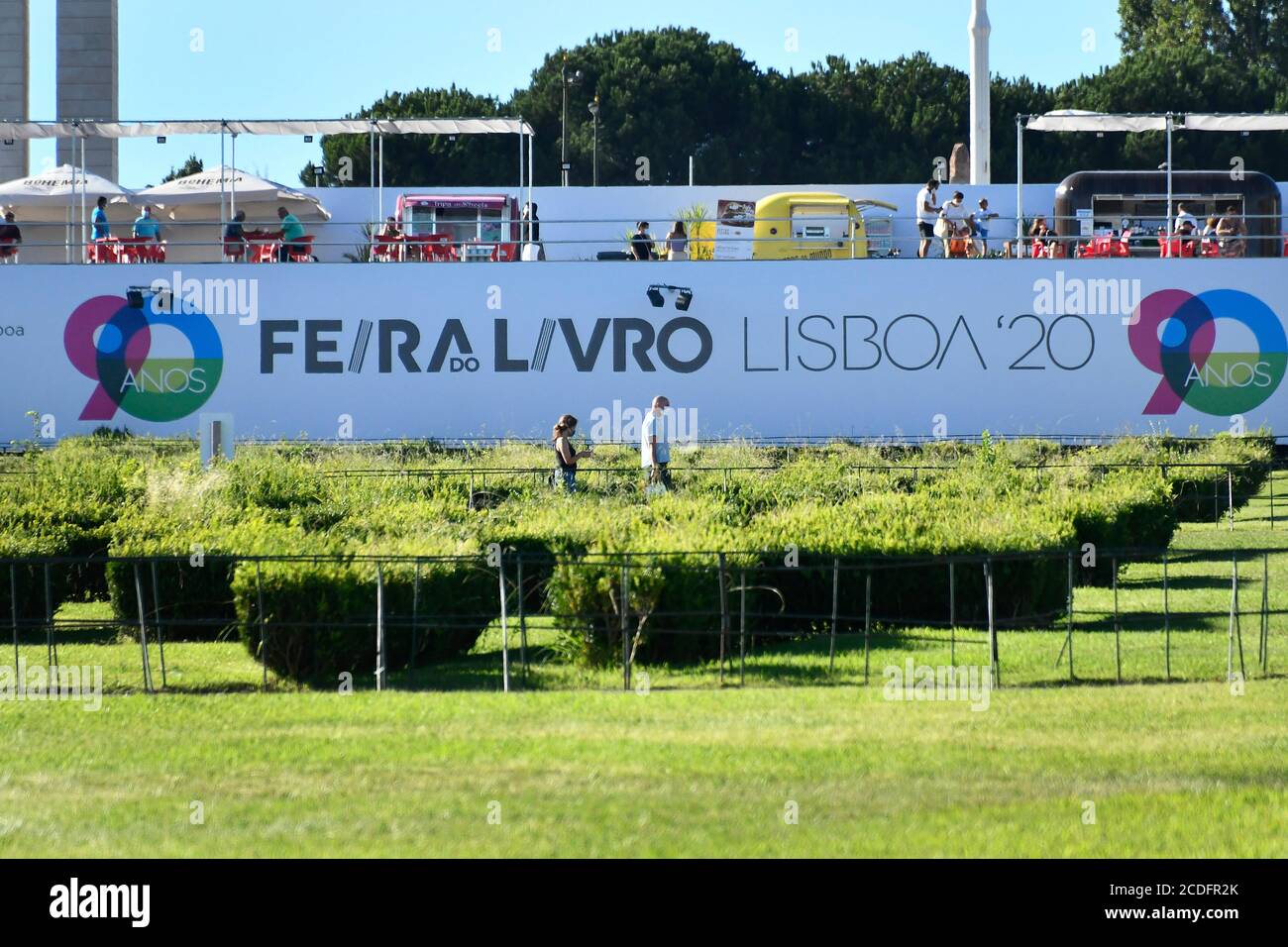 Lisbonne, Portugal. 27 août 2020. Les gens visitent la Foire du livre de Lisbonne 2020 à Lisbonne, Portugal. La 90e édition de la Foire du livre de Lisbonne, prévue à l'origine pour mai/juin, a débuté le 27 août en raison de la pandémie de COVID-19. Crédit : SOPA Images Limited/Alamy Live News Banque D'Images