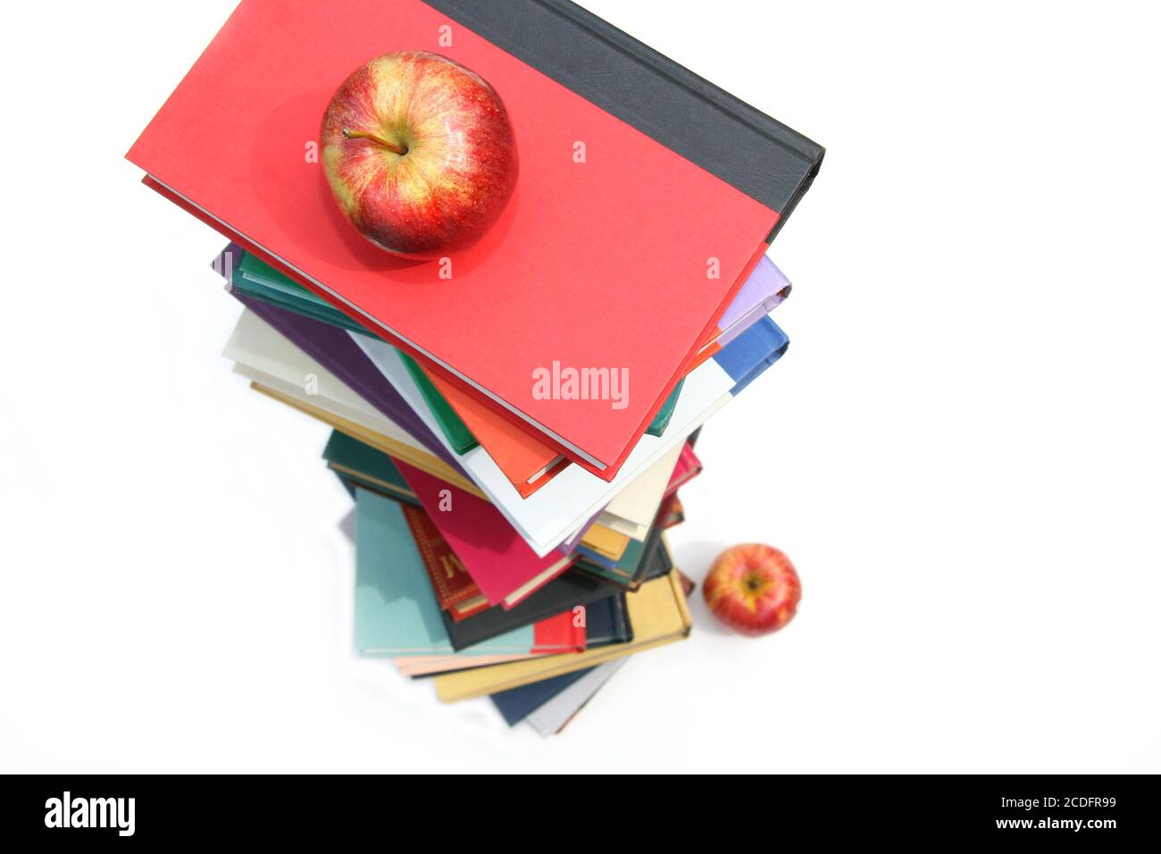 Grandes piles de livres avec des pommes sur blanc Banque D'Images