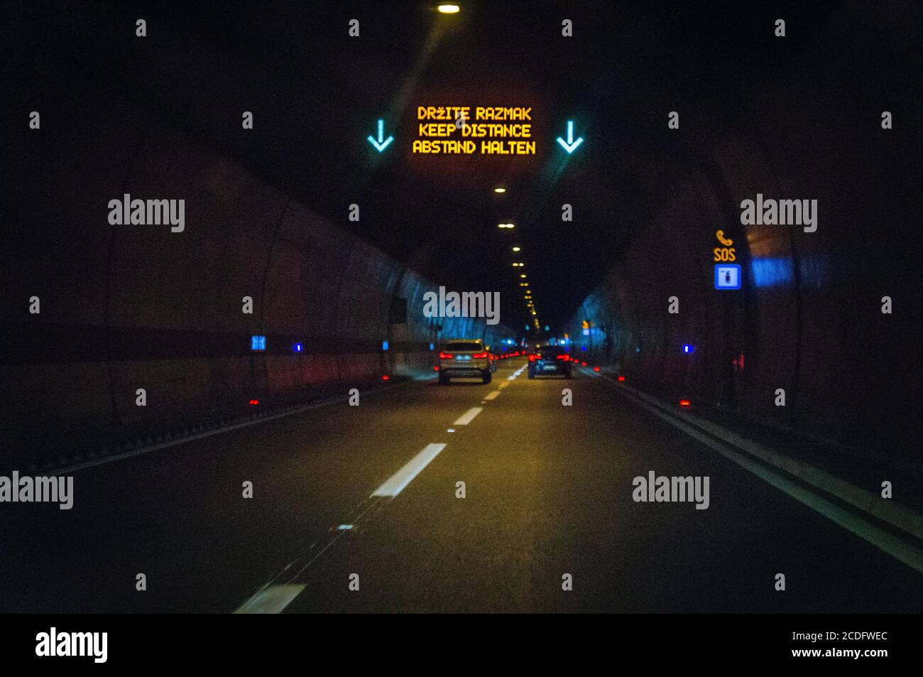 Tunnel, panneau SOS, point, panneau d'affichage DRZITE RAZMAK, GARDER LA DISTANCE, STAND HALTEN, A1 direction de l'autoroute depuis la côte, autoroute, trafic bas, ri Banque D'Images