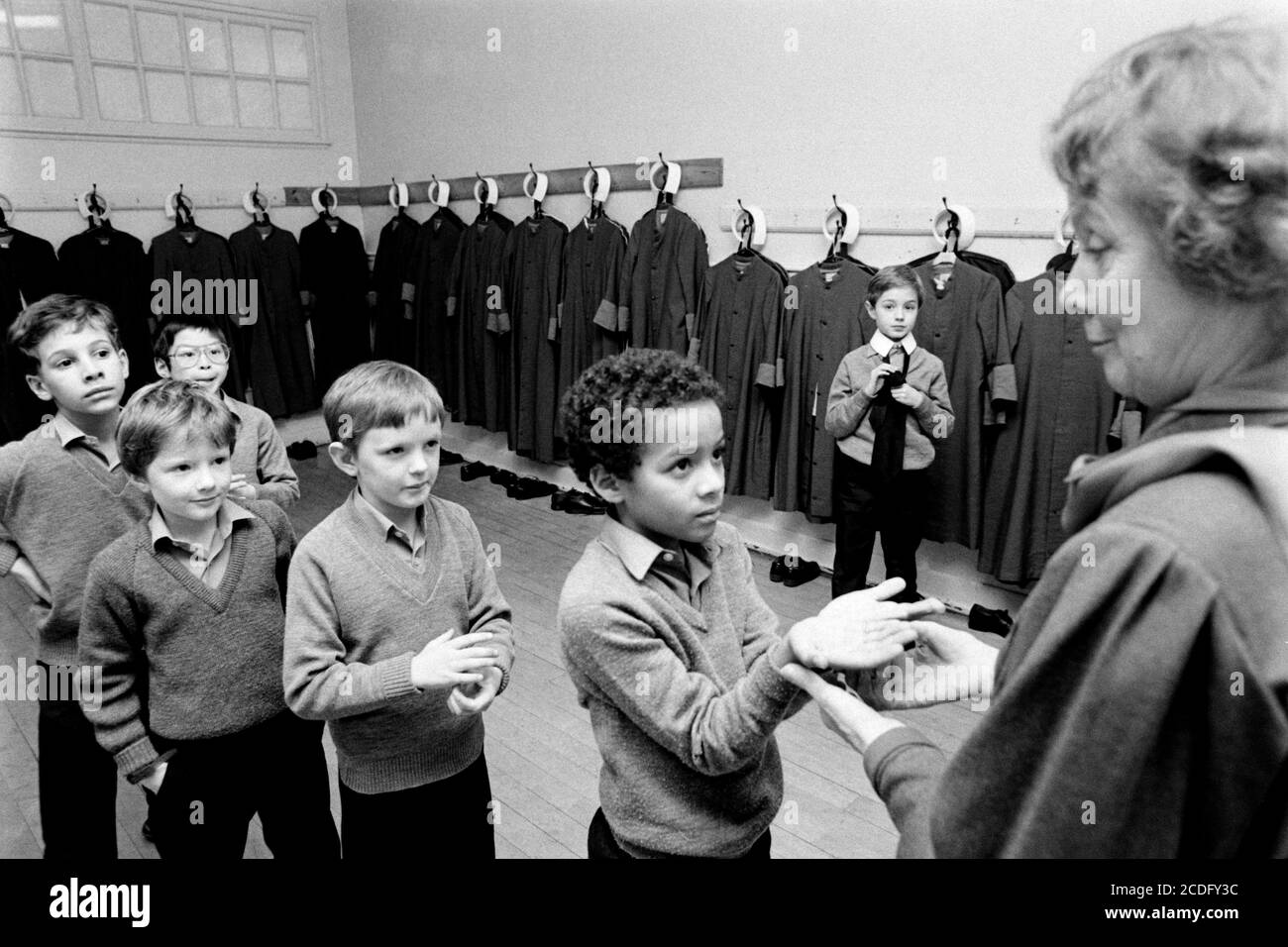 Les choristes du chœur de l'école de la cathédrale de Westminster préparent le premier des nombreux services et spectacles de Noël à la cathédrale. Londres. 28 novembre 1989. Photo: Neil Turner Banque D'Images