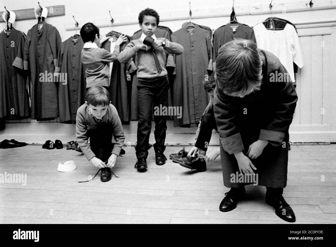 Les choristes du chœur de l'école de la cathédrale de Westminster préparent le premier des nombreux services et spectacles de Noël à la cathédrale. Londres. 28 novembre 1989. Photo: Neil Turner Banque D'Images