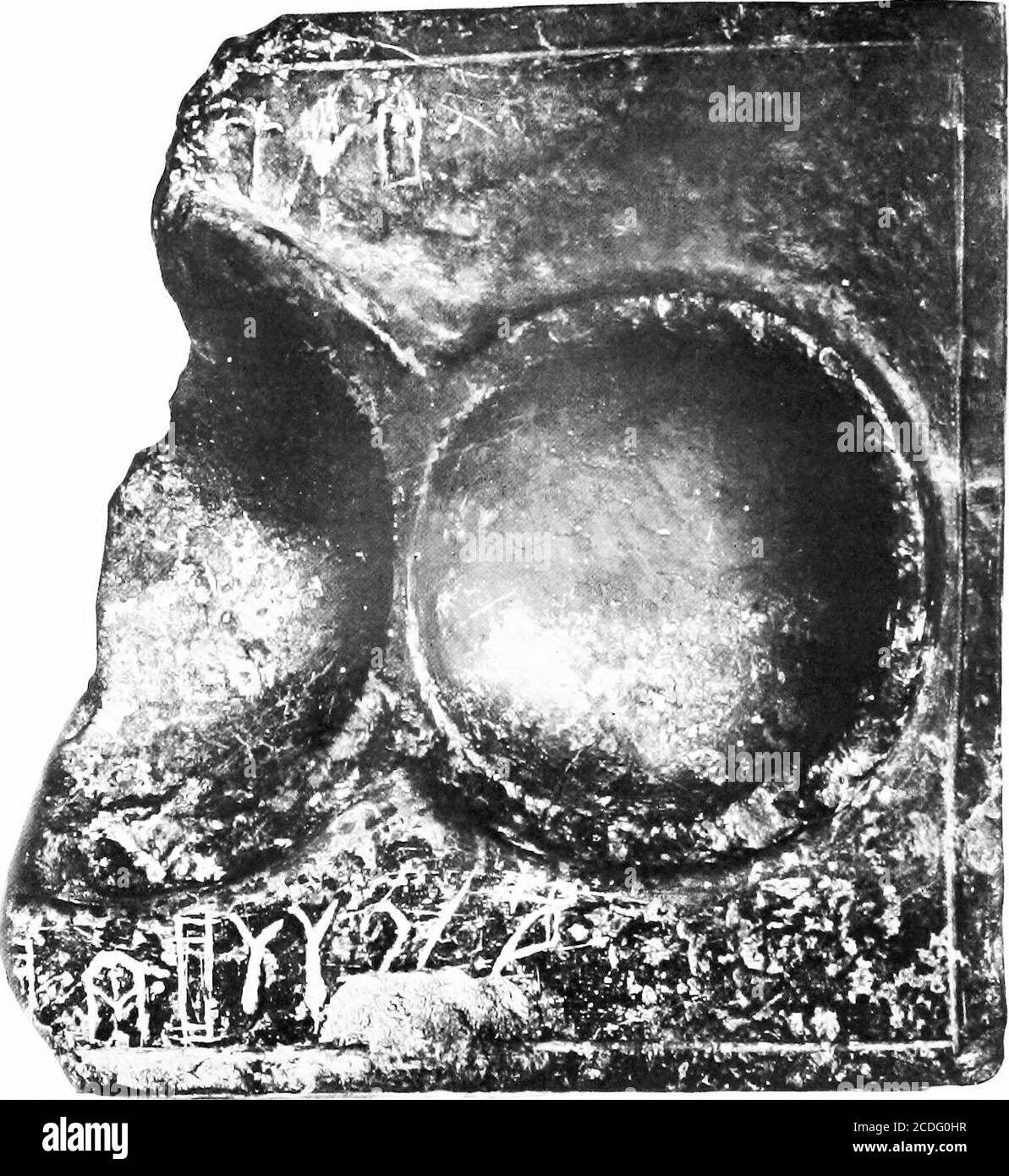 . Le palais de Minos : un compte-rendu comparatif des étapes successives de la civilisation crétoise ancienne comme illustré par les découvertes de Knossos . Figure 465. La table de libation de Psychro, restaurée. (I c.) les porcs et les chèvres, ainsi que la corne d'un pied de goata sauvage d'Agrimi ou crétois et d'une demi-longueur. Dans ce dépôt, qui s'est avéré avoir une extension à considérer, ont également été trouvés des quantités de poterie et d'autres reliques, y compris la lame votive double-AX et la base étagée, exécuté dans la même stéatite noire que la table de libation, qui ont été illustrées dans s 2 628 LE PALAIS DE M Banque D'Images