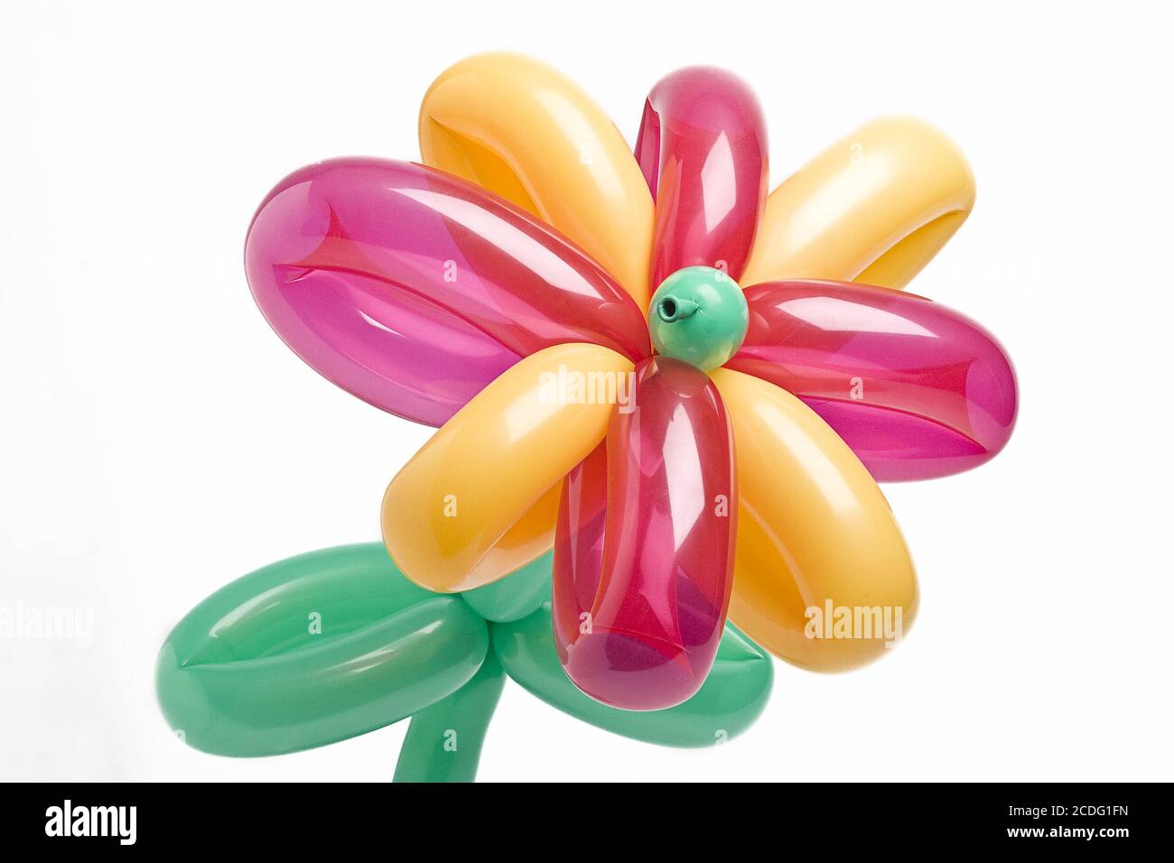 Fleur de ballon avec le ballon rose et jaune pour les pétales et ballon  vert pour la tige et les feuilles Photo Stock - Alamy
