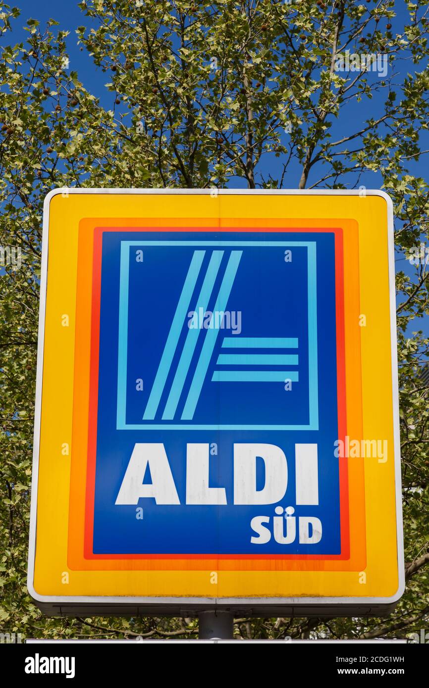 Stuttgart, Allemagne - 22 avril 2020: Aldi Süd logo signe portrait format supermarché discount discounter en Allemagne. Banque D'Images