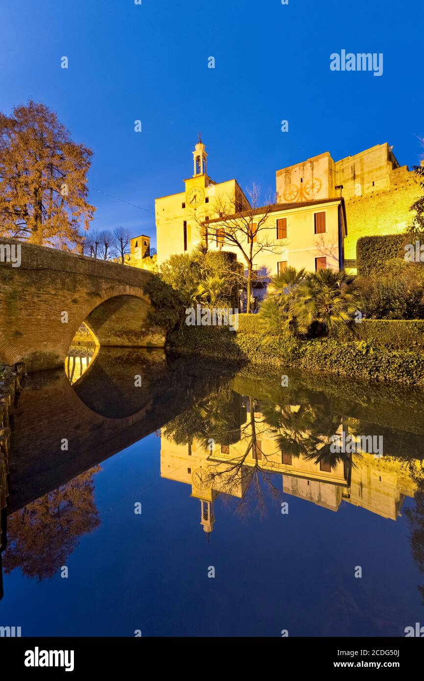 Cittadella : la porte médiévale de Padoue se reflète dans la lande. Province de Padoue, Vénétie, Italie, Europe. Banque D'Images