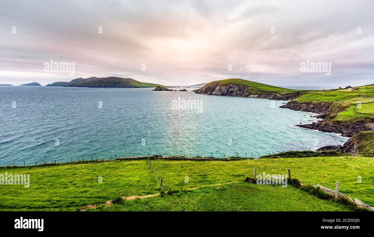 Magnifique panorama depuis le point d'observation de Slea Head sur les îles Blasket et la péninsule de Dingle avec un ciel spectaculaire, comté de Kerry, Irlande Banque D'Images