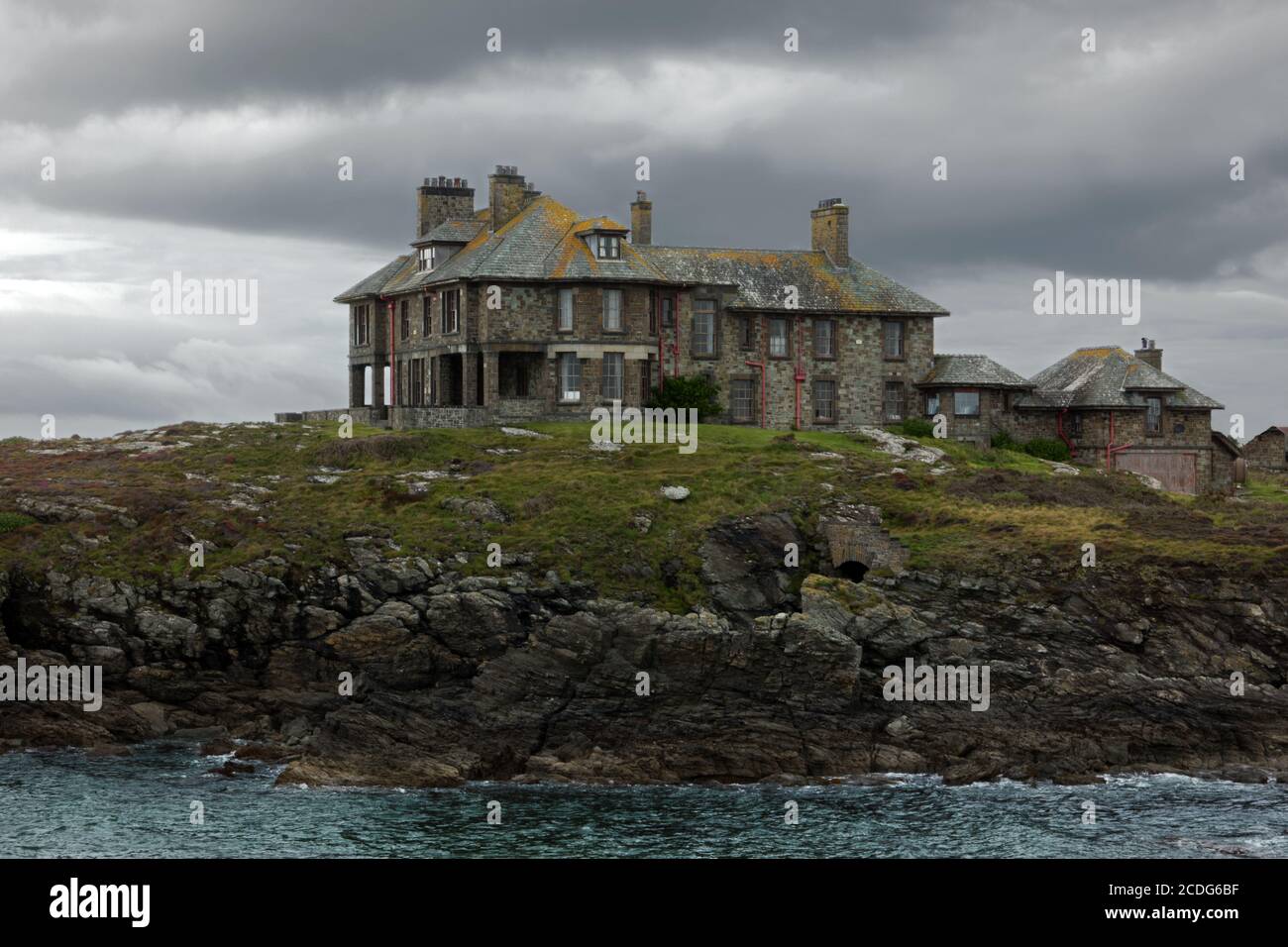 Craig y Mor est un bâtiment classé de catégorie II dans la baie de Trearddur sur l'île d'Anglesey. Il a été utilisé dans la série de téléviseurs Safe House et dit être hanté. Banque D'Images