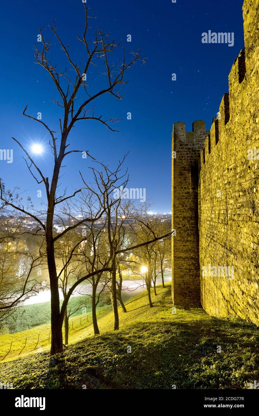 Nuit pleine de lune sur les murs médiévaux du château de Carrarese à Este. Province de Padoue, Vénétie, Italie, Europe. Banque D'Images
