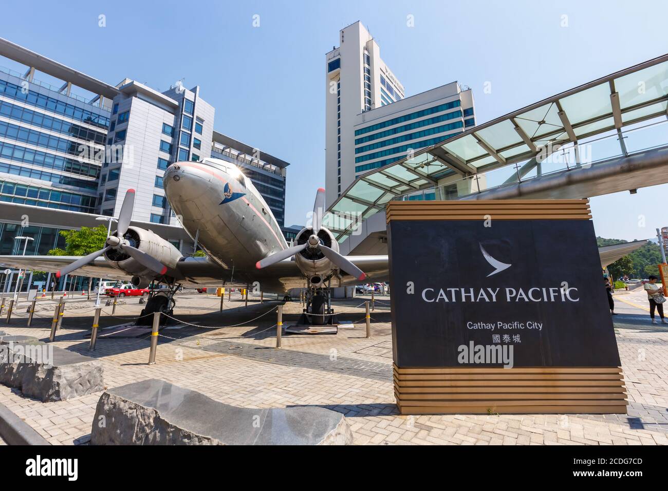 Hong Kong, Chine - 20 septembre 2019 : avion DC-3 Douglas, siège de Cathay Pacific City, aéroport de Hong Kong en Chine. Banque D'Images