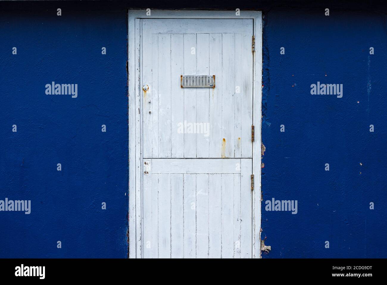 Porte blanche et mur bleu, comté Kerry Irlande Banque D'Images