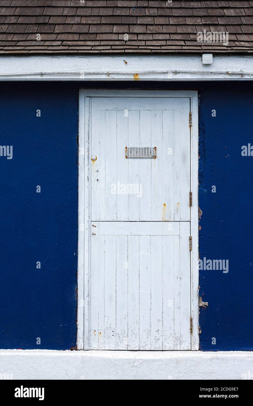 Porte blanche et mur bleu, comté Kerry Irlande Banque D'Images