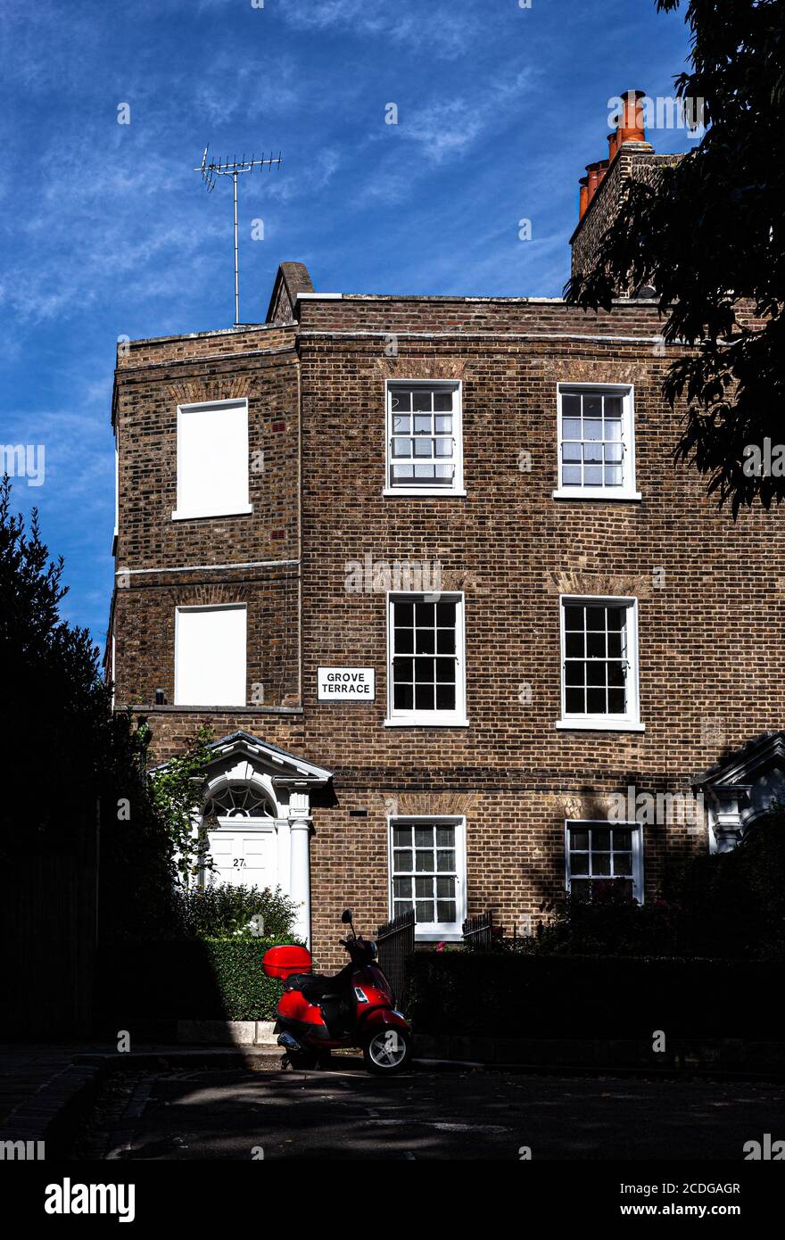 Une maison de trois étages sur Grove Terrace, Kentish Town, Londres NW5, Angleterre, Royaume-Uni. Banque D'Images
