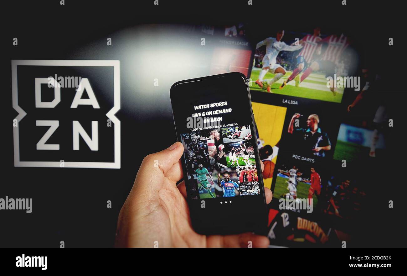 Application DAZN pour téléphone mobile avec fond DAZN - DAZN est un service de diffusion de sport par abonnement avec à la demande et événements en direct Banque D'Images