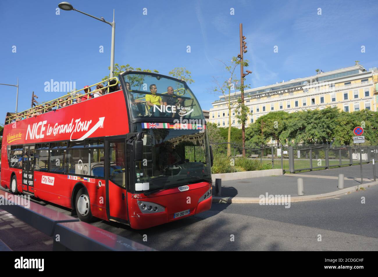 Touristes dans un bus touristique à Nice, France Banque D'Images