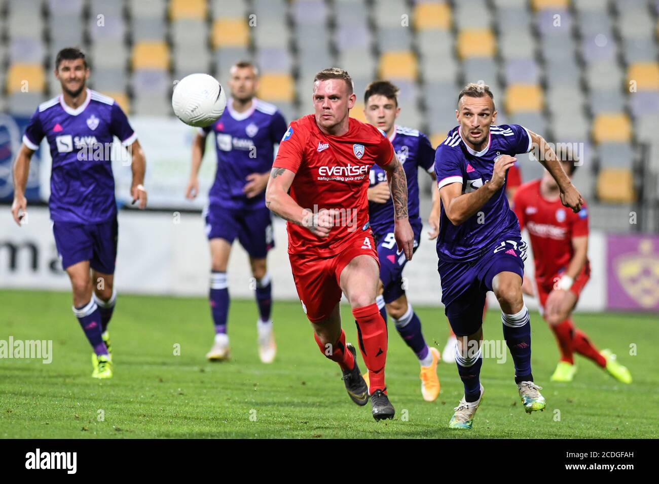 Maribor, Slovénie. 27 août 2020. Aaron Canning de Coleraine FC et Jasmin Mesanovic de NK Maribor en action pendant le match de qualification de l'UEFA Europa League entre NK Maribor et Coleraine FC à Ljudski vrt Stadium.final score: Maribor 1:1 Coleraine, Coleraine a gagné après les pénalités 4:5. Crédit : SOPA Images Limited/Alamy Live News Banque D'Images