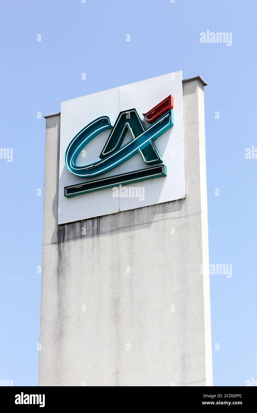 Grenoble, France - 24 juin 2017 : logo du crédit agricole sur un mur. Le crédit agricole est un réseau français de banques coopératives et mutuelles Banque D'Images