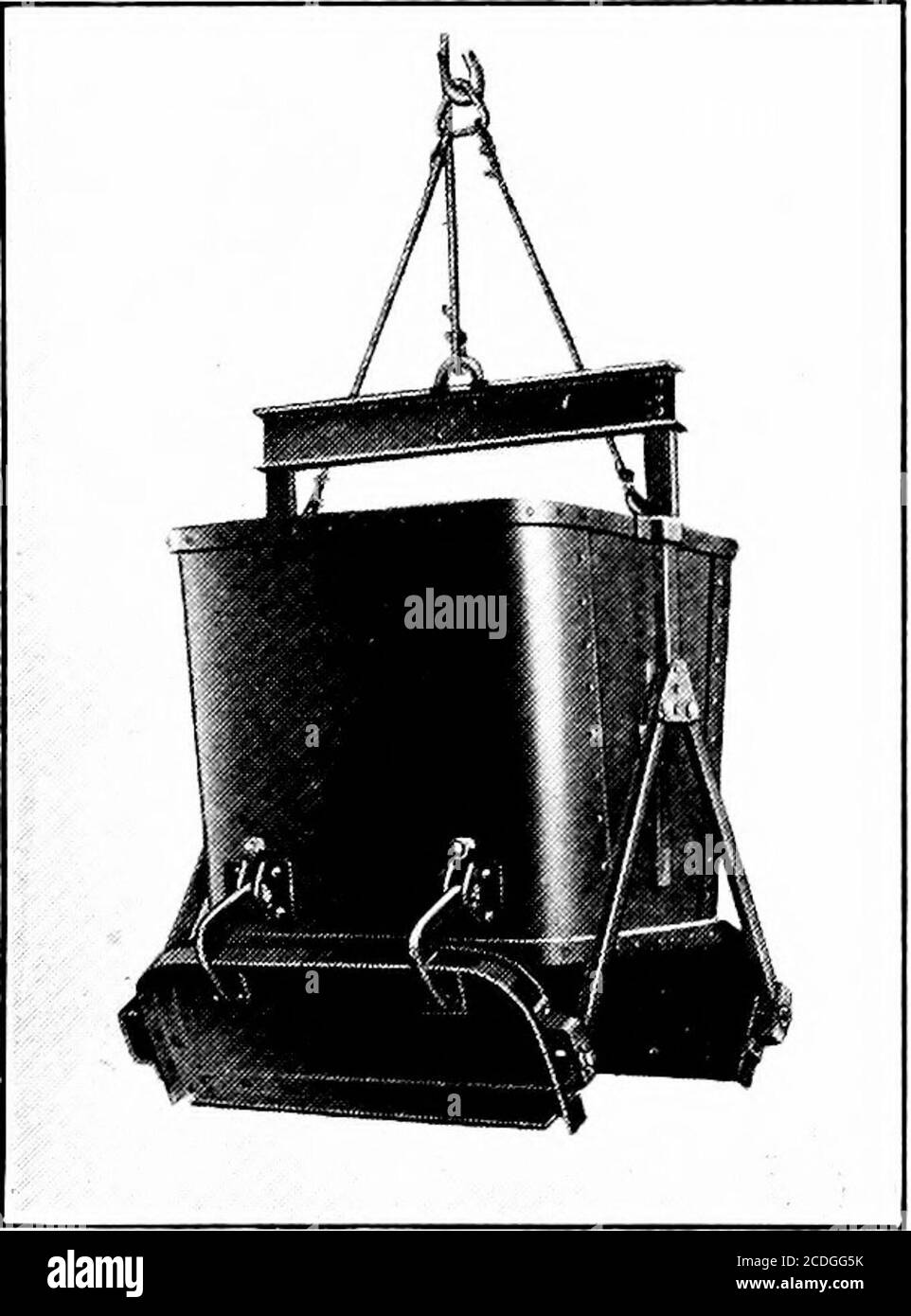 . Cyclopedia de manutention; un livre de référence qui couvre les définitions, les descriptions, les illustrations et les méthodes d'utilisation des machines de manutention utilisées dans l'industrie . Godet TurnoverBucket latéral droit auto-dumping avec étrier à jante-Latcli godet à rotation semi-sphérique auto-dumping avec étrier à verrouillage latéral godet TurnoverBucket cylindrique auto-dumping avec étrier à verrouillage latéral. JE «— ! I t i ? / W^^ne 1 WF- Banque D'Images