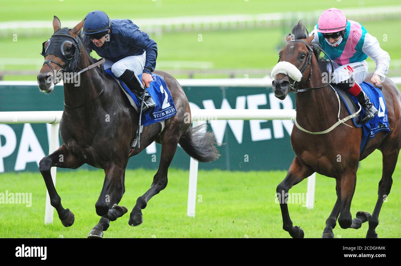 Le Brésil, monté par Wayne Lordan (à gauche), remporte l'EBF Maiden irlandais Stallion Farms à l'hippodrome de Curragh. Banque D'Images