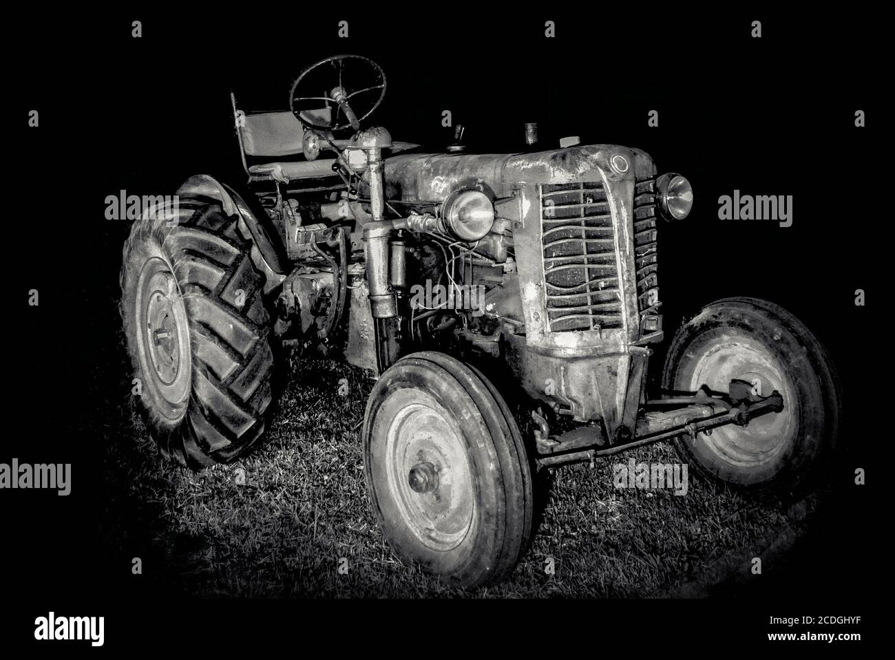 Prise de vue en niveaux de gris de l'ancien tracteur à l'exploitation Banque D'Images