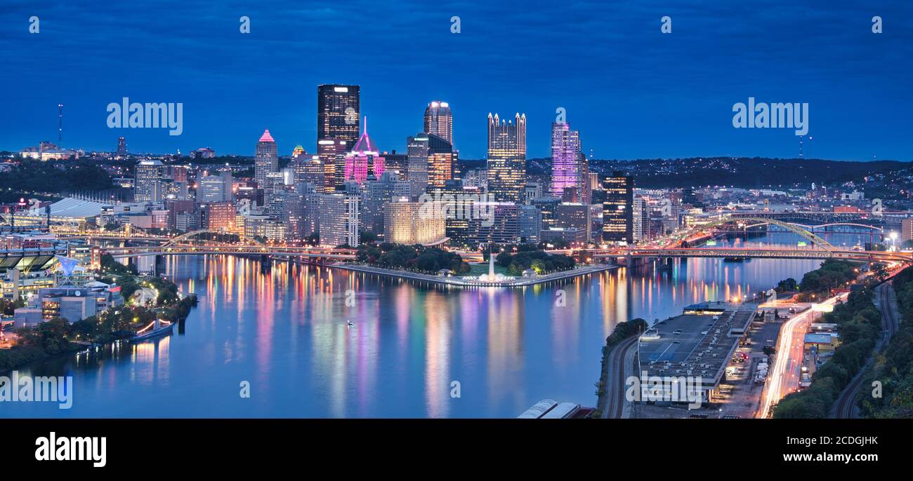 Photo panoramique de Pittsburg à l'heure bleue Banque D'Images