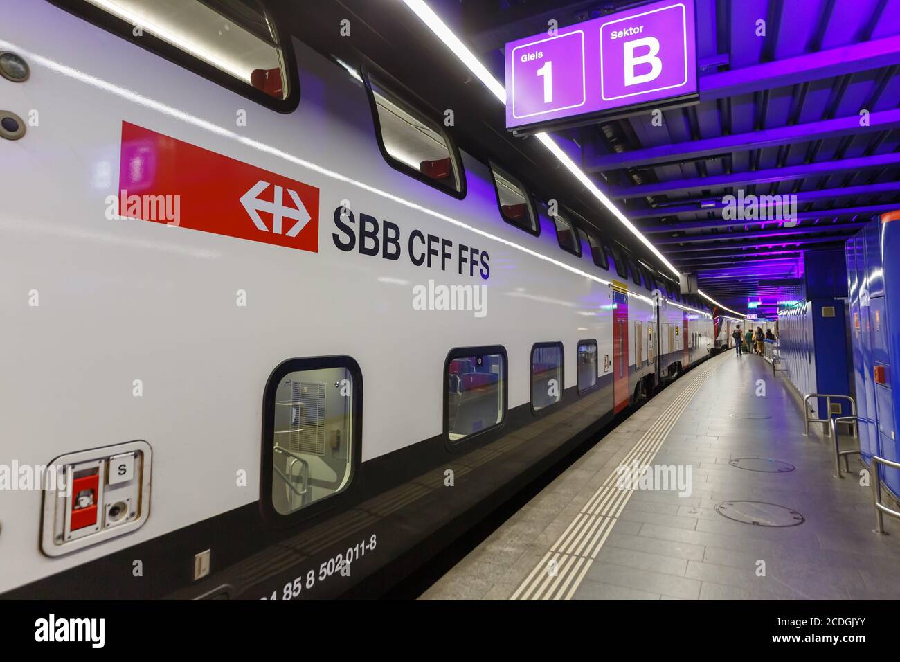 Zurich, Suisse - 22 juillet 2020 : train interurbain à impériale à l'aéroport de Zurich (ZRH) en Suisse. Banque D'Images